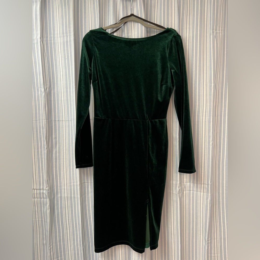 Velvet green dress with low brack size 10 mid length new never worn